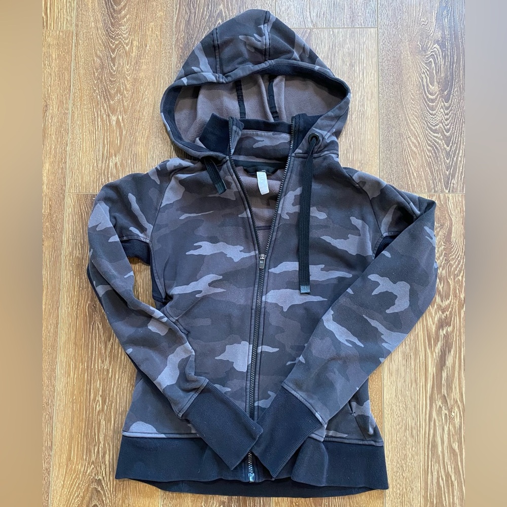 Athleta Women’s Triumph Printed Hoodie Black Camo zip